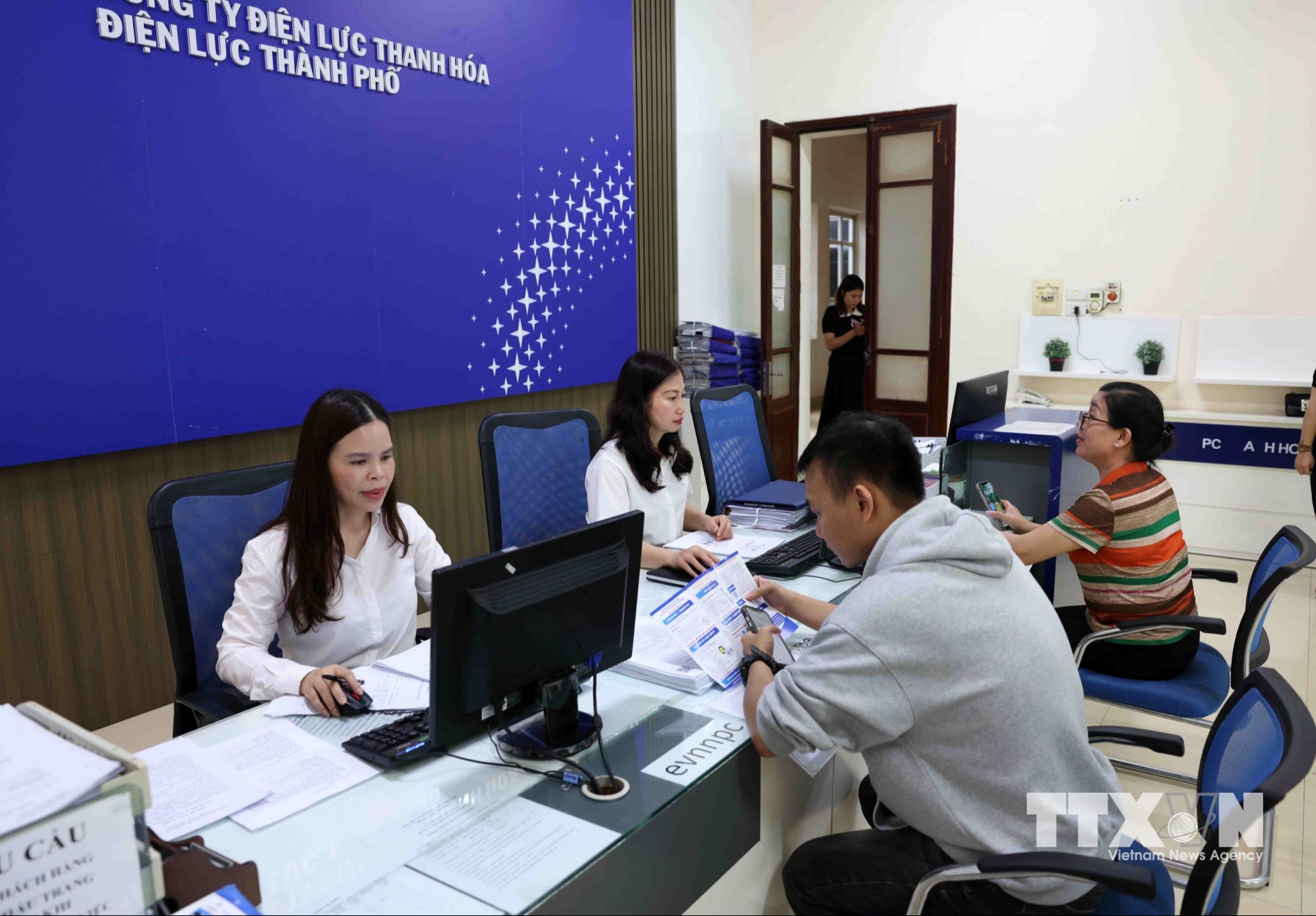 Người dân đến làm thủ tục hành chính ở phòng giao dịch thành phố Thanh Hoá, tỉnh Thanh Hoá. (Ảnh: Vũ Sinh/TTXVN)